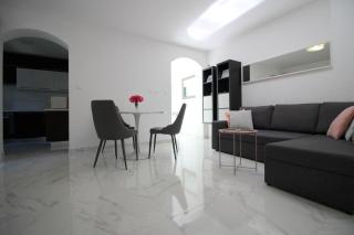 Komfortables Apartment mit privater Terrasse, Spielplatz, Grill, Liegen, Waschmaschine - Poreč - 3