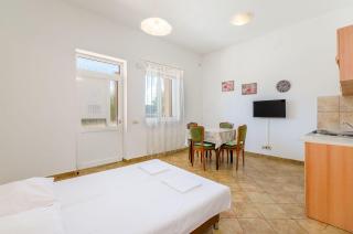 Beschauliches Apartment nur 100 Meter zum Strand mit privater Terrasse, Parkplatz - 7