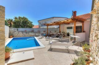 Traumhafte Villa nur 300 Meter zum Strand mit beheiztem Pool, Whirlpool, Kicker, Grill - Novi Vinodolski - 5