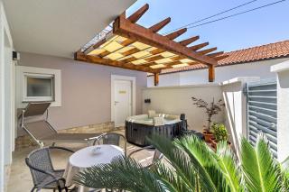 Traumhafte Villa nur 300 Meter zum Strand mit beheiztem Pool, Whirlpool, Kicker, Grill - 1