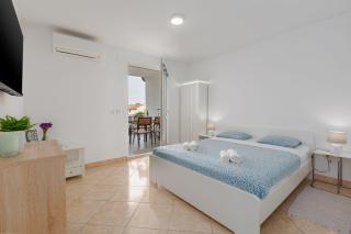 Idyllisches Apartment nur 600 Meter zum Strand mit privater Terrasse, WiFi, Parkplatz - Poreč - 4