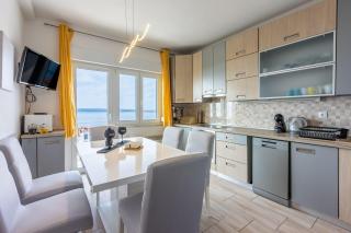 Charmantes Apartment nur 650 Meter zum Sandstrand mit zwei privaten Balkonen und Meerblick - Crikvenica - 0