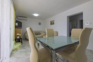 Komfortables Apartment nur 200 Meter zum Strand mit Meerblick, privatem Balkon mit Liegen - Selce - 4