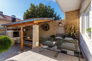 Faszinierendes Ferienhaus nur 500 Meter zum Strand mit Meerblick, Whirlpool, Grill - Dramalj - 8