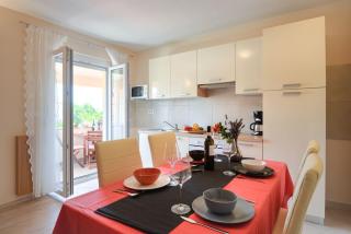 Bezauberndes Apartment mit grossem Pool, privatem Balkon, BBQ, nur 800 Meter zum Strand - Poreč - 4