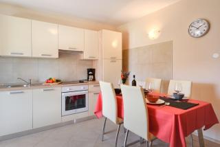 Bezauberndes Apartment mit grossem Pool, privatem Balkon, BBQ, nur 800 Meter zum Strand - Poreč - 2