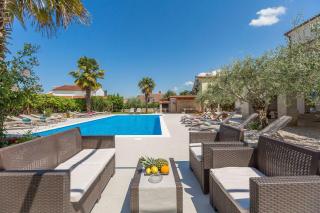 Strandnahes Apartment mit 60m2 grossem Pool, BBQ, Liegen, nur 800 Meter zum Strand - Poreč - 5