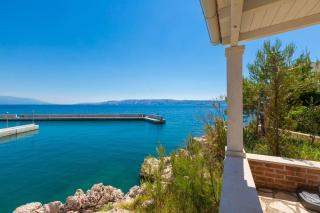 Traumhaftes Apartment direkt am eigenen Strand mit privatem Balkon, Meerblick, Klima, WiFi - Novi Vinodolski - 0