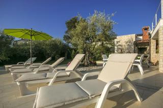 Charmantes Apartment nur 400 Meter zum Strand mit grossem Pool, privater Terrasse, Grill, Liegen - Poreč - 8
