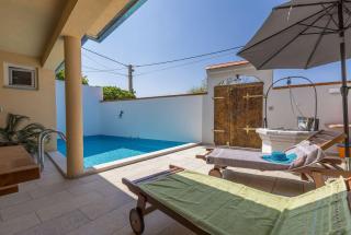 Bezaubernde Villa mit beheizten Privatpool, BBQ, Spielplatz, Waschmaschine - 0