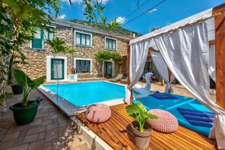 Mediterranes Ferienhaus mit Boulebahn, Spielplatz, Outdoor-Kueche, Tischtennis, Privatpool - 0