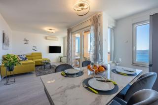 Lichtdurchflutetes Apartment mit Meerblick, privatem Balkon, WiFi, Privatparkplatz - 2