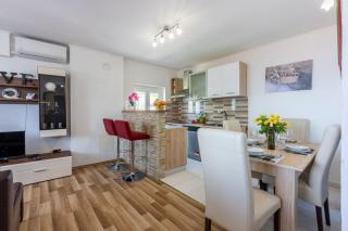 Beeindruckendes Apartment mit grosser Dachterrasse, Whirlpool, Meerblick, Grill, Aussendusche - Crikvenica - 2