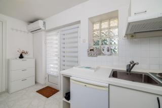 Helles Studio-Apartment nur 350 Meter zum Strand mit Grill, Privatparkplatz, Liege - 5