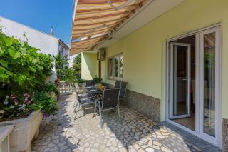 Hundefreundliches Apartment nur 350 Meter zum Sandstrand mit privater Terrasse, Steingrill, WiFi - Crikvenica - 9