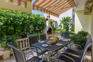 Hundefreundliches Apartment nur 350 Meter zum Sandstrand mit privater Terrasse, Steingrill, WiFi - Crikvenica - 5