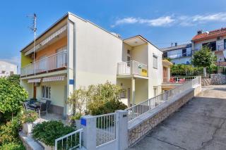 Hundefreundliches Apartment nur 350 Meter zum Sandstrand mit privater Terrasse, Steingrill, WiFi - Crikvenica - 4