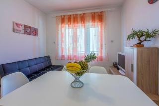 Komfortables Apartment nur 430 Meter zum Strand mit Meerblick, Balkon, Terrasse, Grillbereich - Novi Vinodolski - 4