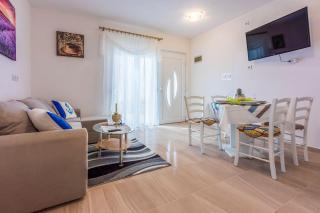 Renoviertes Apartment mit Meerblick, Fitnessraum, Babybett, Grillbereich - 0