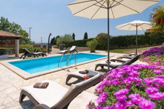 Faszinierende Villa mit 4 Bikes, Privatpool, Panoramablick, BBQ-Bereich, Waschmaschine - Kaštelir - 5