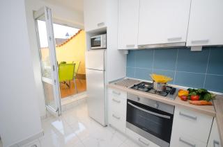 Modernes Apartment nur 350 Meter zum Strand mit privater Terrasse, Babybett, Elektrogrill - Crikvenica - 7