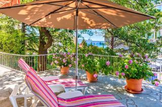 Charmantes Apartment nur 200 Meter zum Strand mit Meerblick, Liegen, Grillbereich - 0