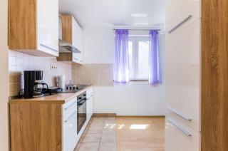 Helles Apartment nur 400 Meter zum Sandstrand mit Meerblick, WiFi, Privatparkplatz - Crikvenica - 5
