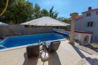 Reizendes Apartment nur 700 Meter zum Strand mit Meerblick, Pool, BBQ, WiFi - Crikvenica - 4