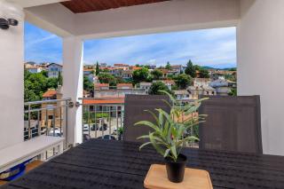 Modernes Apartment nur 150 Meter zum Strand mit Privatparkplatz, Balkon, Wäschetrockner - Novi Vinodolski - 0