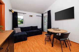 Modernes Apartment nur 150 Meter zum Strand mit Privatparkplatz, Balkon, Wäschetrockner - Novi Vinodolski - 3