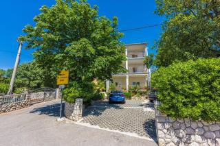 Renoviertes Apartment nur 600 Meter zum Strand mit privater Terrasse, Grill, Waschmaschine - Novi Vinodolski - 0