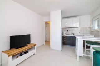 Renoviertes Apartment nur 100 Meter zum Strand mit Meerblick, Grill, Terrasse - Jadranovo - 4