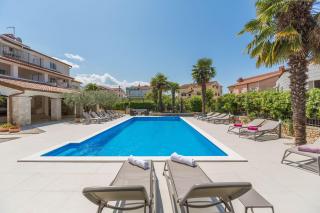Charmantes Apartment nur 800 Meter zum Strand mit Pool, Grillbereich, Waschmaschine - Poreč - 6