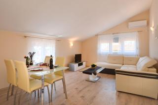Charmantes Apartment nur 800 Meter zum Strand mit Pool, Grillbereich, Waschmaschine - Poreč - 2