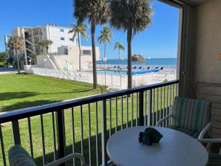 Relaxing beachfront getaway with heated pool #4 - Marathon - 0