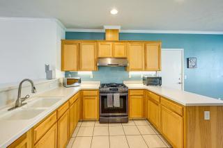 26 Mi to Fresno Pet-Friendly Home in Reedley! - 2