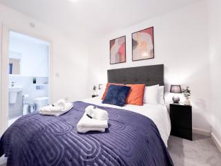 Modern 2 Bed 2 Bath Apartment Free Parking & Fast WiFi - 5
