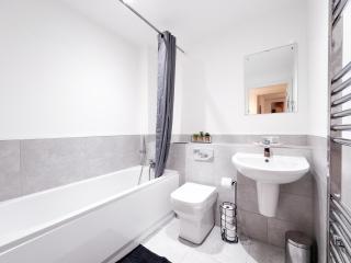 Modern 2 Bed 2 Bath Apartment Free Parking & Fast WiFi - Leeds - 2
