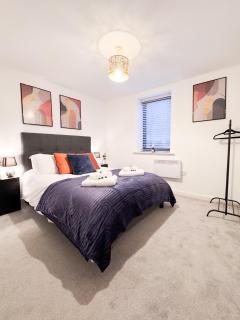 Modern 2 Bed 2 Bath Apartment Free Parking & Fast WiFi - 2