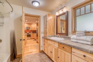 The Settle Inn Riverfront Retreat - Meredith Lodging - Sunriver - 1