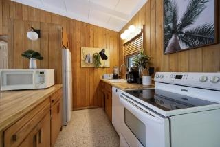 Bo's Beach Bungalow - 2