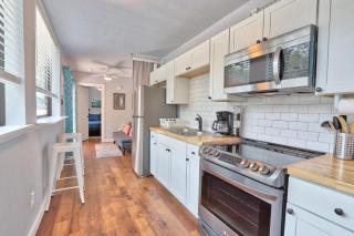 The Driftwoods - Pink Container House - Driftwood - 8