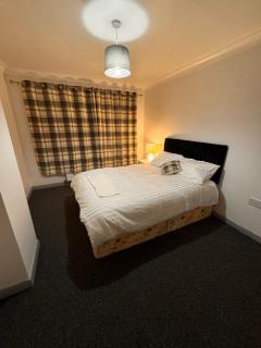 Newly decorated 4 bedroom property - 8