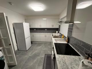 Newly decorated 4 bedroom property - 7