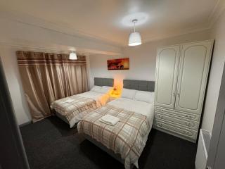 Newly decorated 4 bedroom property - Rainham - 6