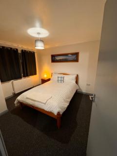 Newly decorated 4 bedroom property - Rainham - 5