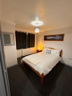 Newly decorated 4 bedroom property - Rainham - 3