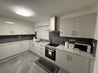 Newly decorated 4 bedroom property - Rainham - 2