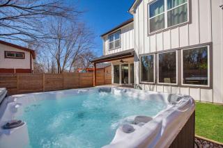 Downtown Bliss Modern 4-Bedroom Retreat w Hot Tub - Austin - 0
