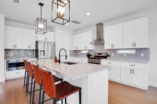 Downtown Bliss Modern 4-Bedroom Retreat w Hot Tub - Austin - 6